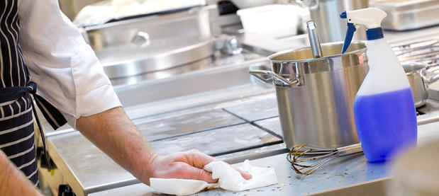 le chef de la cuisine de l'ehpad nettoie